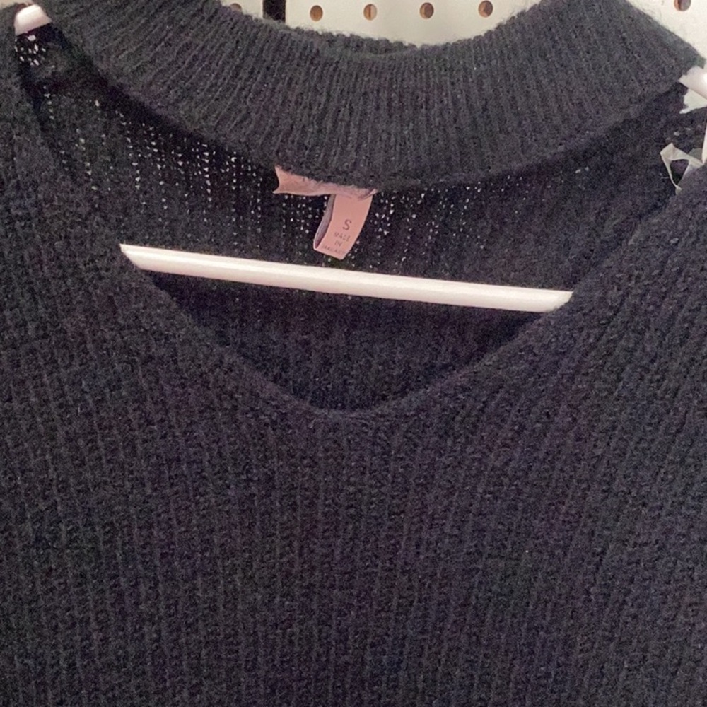Sweater - Picture 4 of 4